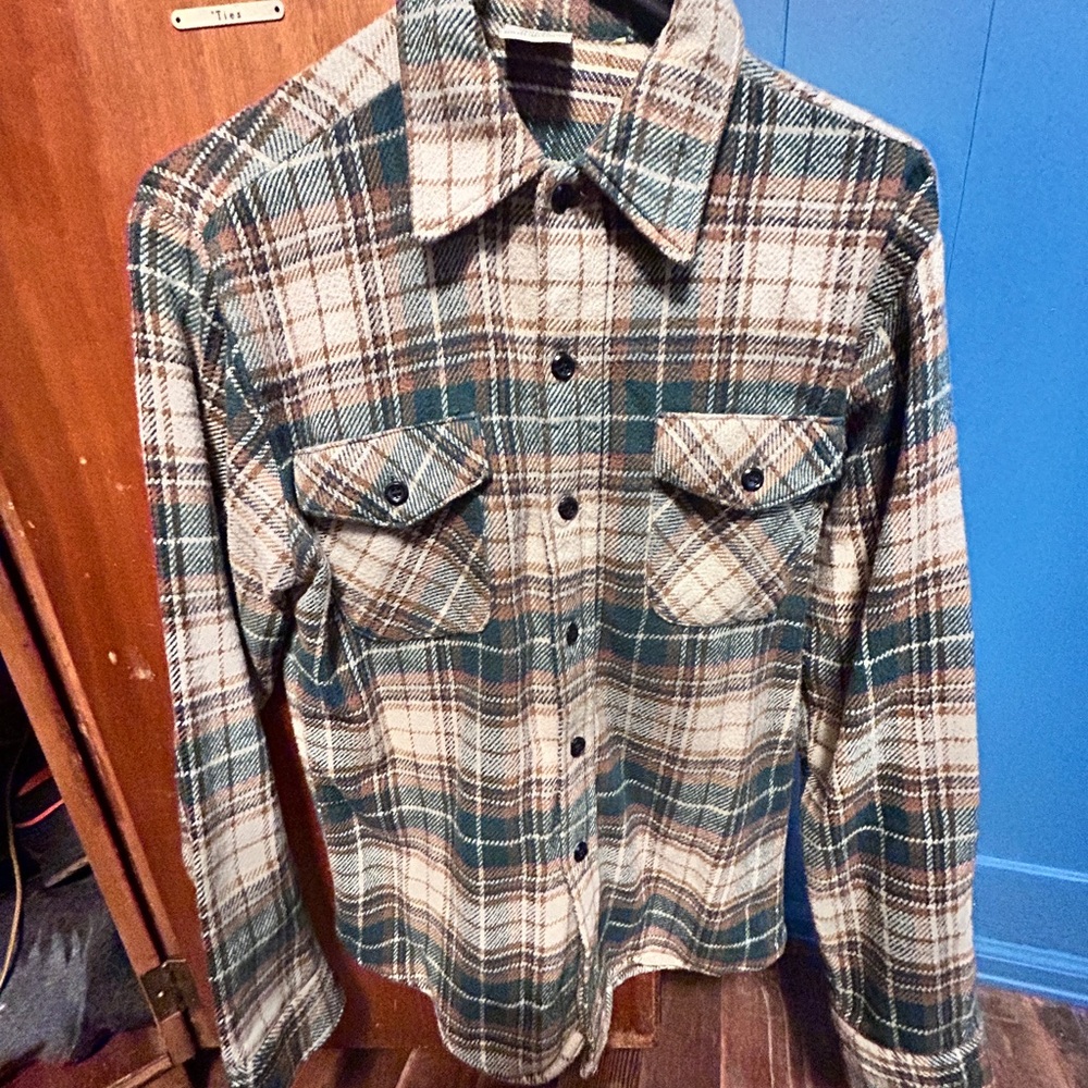 Men’s green plaid shirt.